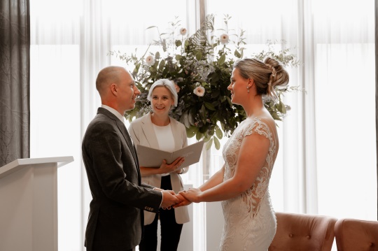 Ceremoniemeester met bruidspaar op een bruiloft