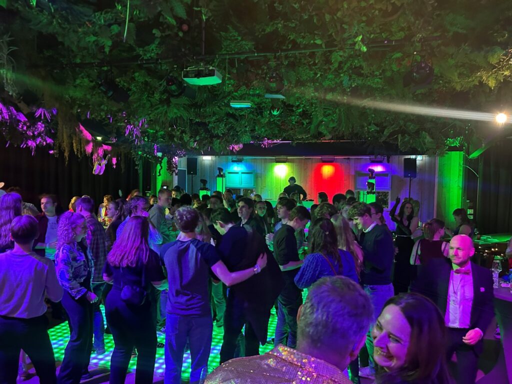 DJ bij Ouwehands Dierenpark tijdens Kerstfeest