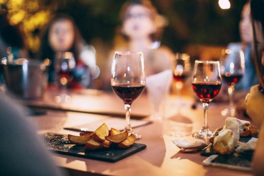 Wijnglazen en hapjes op tafel bij een vrijgezellenfeest