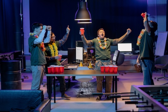 Jonge groep speelt beer Pong