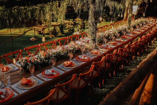 Lange tafel met een luxe diner