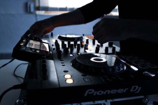 Dj booth die bestuurt wordt