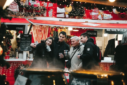 Mensen proosten op kerstmarkt