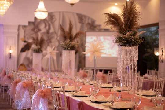 Een roze bedekte feesttafel