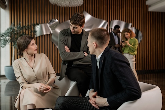 3 personen samen aan het praten