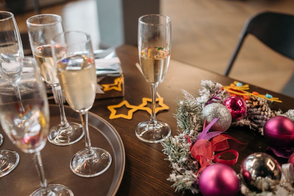 Tafel bedekt met kerst/nieuwjaar decoratie
