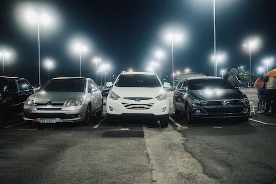 3 auto's op een rij geparkeerd