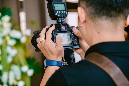 Fotograaf maakt foto's van de bruiloft