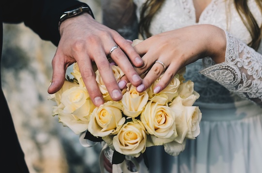 Bruiloft bloemen met handen erop