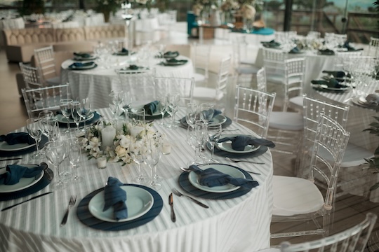 Tafel bedekt met decoratie