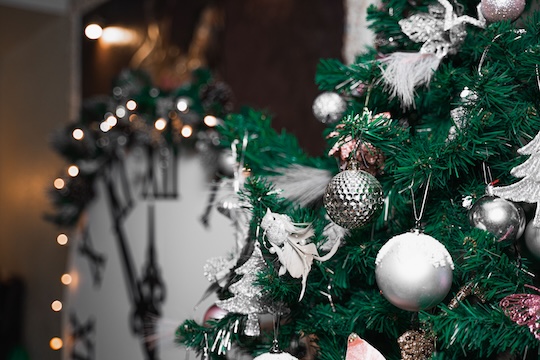 Kerstverlichting om een klok