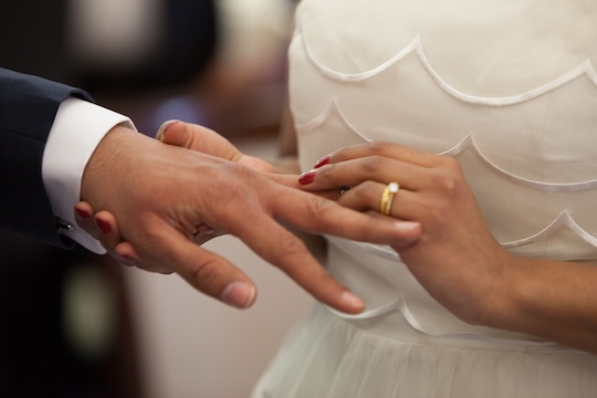 Ring om een hand doen.
