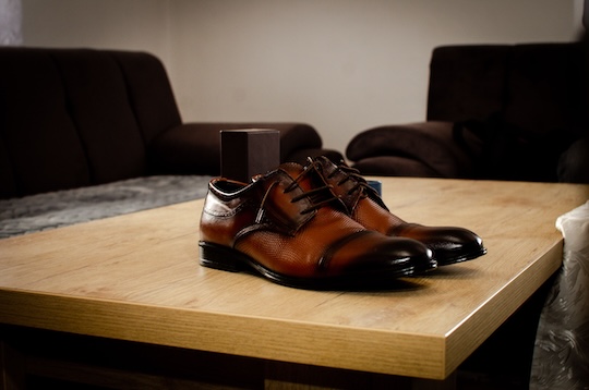 Een paar puntschoenen van de bruidegom
