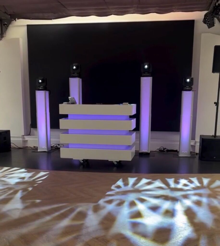 DJ booth met vier lichtzuilen in de feestzaal van Kasteel de Wittenburg in Wassenaar