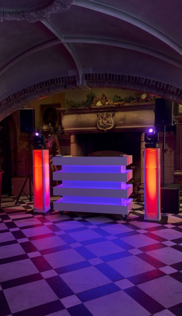 DJ booth met lichtzuilen onder een gewelf bij 't Losse Hoes in Holten