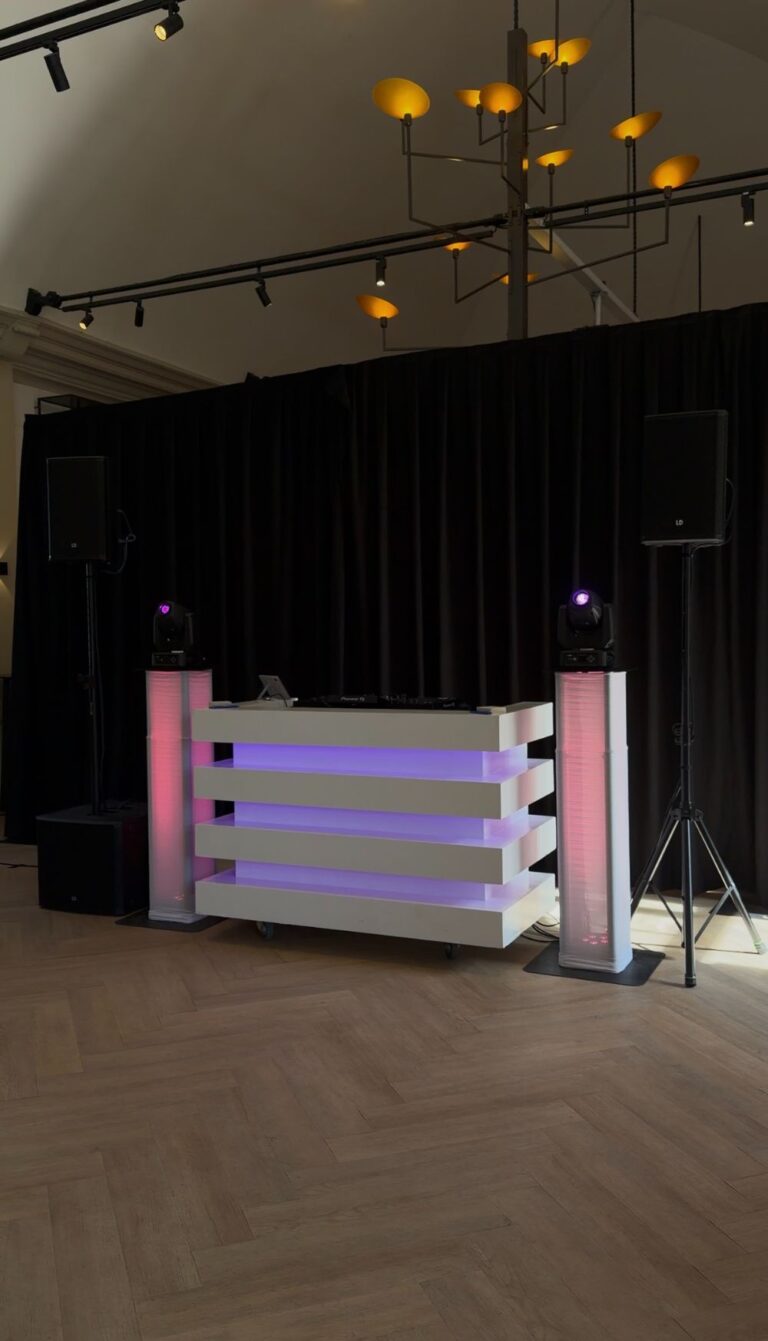 DJ booth met moving heads en speakers in de feestzaal van Buitenplaats Amerongen