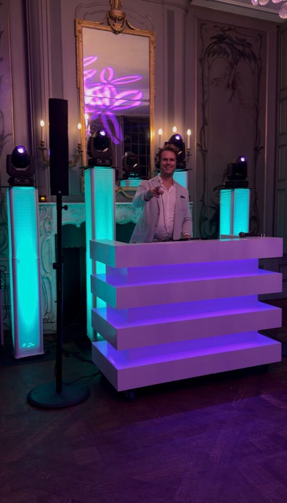 DJ van Grand Events achter de booth in de salon van Buitenplaats Sparrendaal