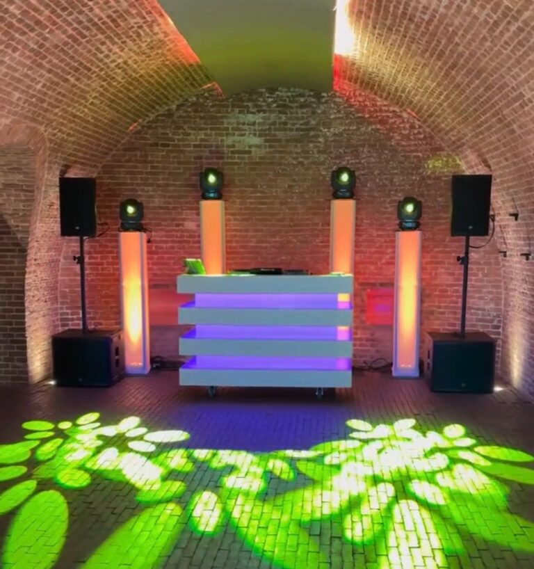 DJ booth met lichtzuilen en lichteffecten op de vloer onder de gewelven van Fort bij Vechten