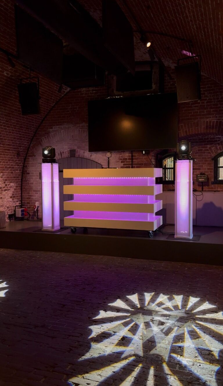 DJ booth met lichtzuilen op het podium onder de bakstenen gewelven van Fort de Gagel in Utrecht